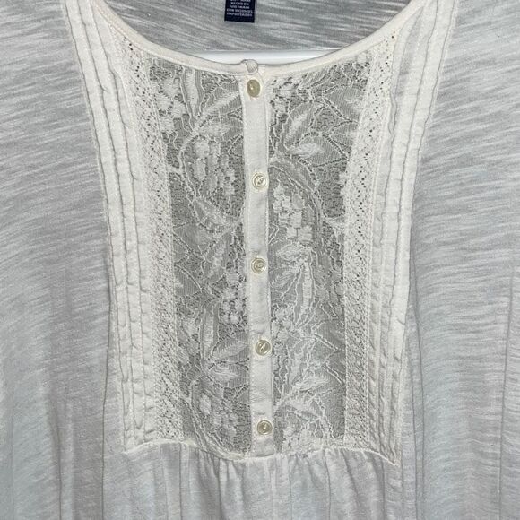 Chaps Cream Lace Accent Top Size Medium - Picture 2 of 4